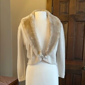 Vintage Elegant Cream Sweater with Faux Fur Collar